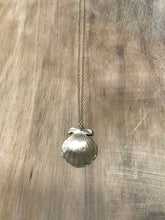 Load image into Gallery viewer, LARGE CLAM SHELL NECKLACE