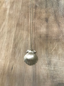 LARGE CLAM SHELL NECKLACE