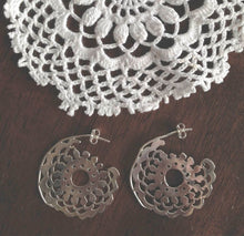 Load image into Gallery viewer, DOILY EARRLINGS